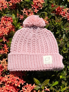 Descubra o Gorro Liso de bebê na cor M.Rosa, feito com fio hipoalergênico. Aqueça seu bebê com conforto e estilo. Junte-se à Natu bebê e vista com amor!  Disponível em diversas cores.