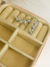 Brinco Earhook de Esferas com Detalhes Cravejados