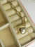 Pulseira cartie grossa com bola pendurada na internet