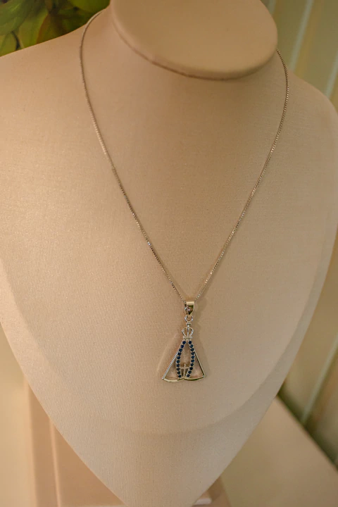 Colar Nossa Senhora Detalhes Cravejados Azul - loja online