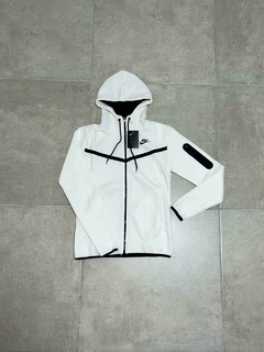 CAMPERA NIKE TECH en internet