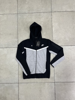 CAMPERA NIKE TECH COMB en internet