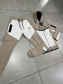 CONJUNTO NIKE TECH VIP en internet
