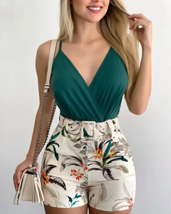 Conjunto feminino com duas peças, top curto fino, shorts com suspensórios