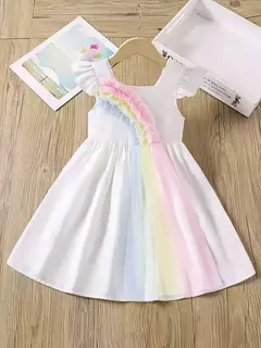 Vestido de Princesa con Malla Arcoíris y Mangas de Mariposa