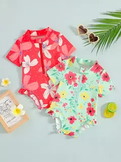 Traje de baño con diseño floral y bordes con volantes