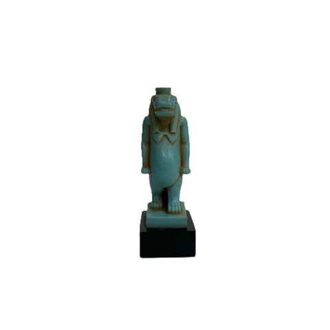 Escultura entalhada em madeira Representando antigo deus Egípcio Taueret