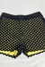 Short caça preto e amarelo na internet