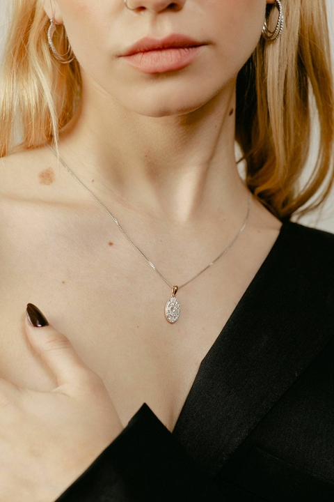 Collar en Plata Rodinada con Dije Ovalado y Zirconias