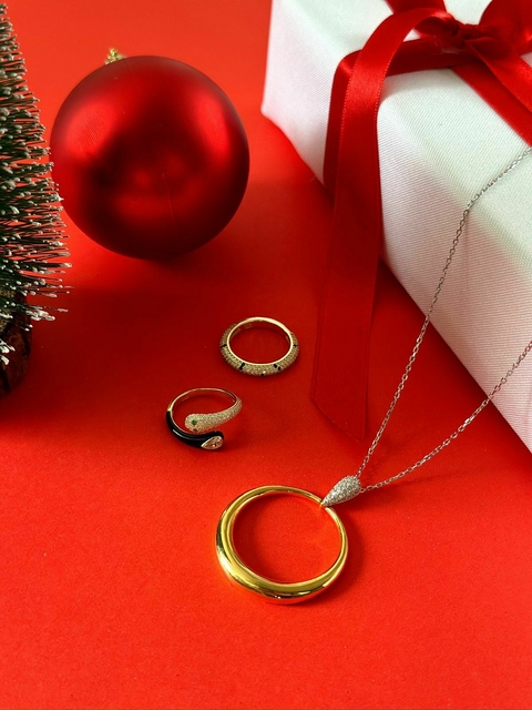 Anillo víbora en plata rodinada en dorada con piedra cubic con ojos de esmeraldina y detalles en esmalte negro