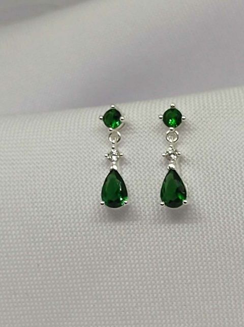 Aros colgantes pasante en plata 925 y piedra esmeralda