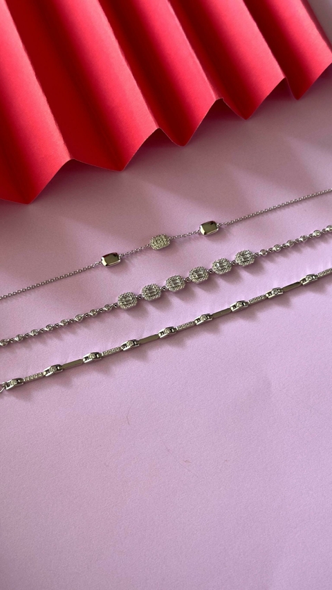 Pulsera plata 925 con dijes lisos en los extremos y dije central en cubic en micropave