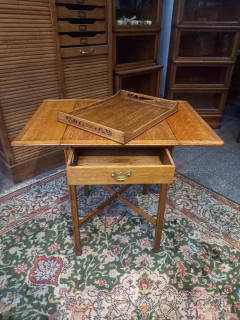 Antigua Mesa Con Alas Y Bandeja Roble Thompson - ManyAntiques