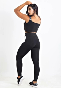 Calça Legging com Bolso de Tela + Cropped Preto com Elásticos Conjunto Fitness | REF: CCA8