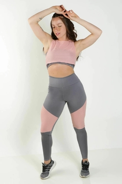 Calça Legging com Detalhes Assimétricos + Top tomara que Caia + Regatinha em Tela Dry Cinza com Rosé Conjunto Fitness | REF: FRD5 - Fit & Move