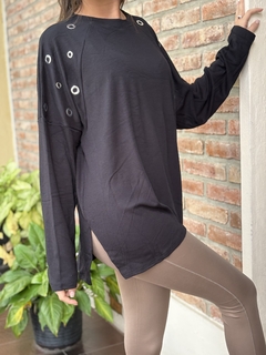 Remera frizada tachas