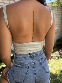 Musculosa espalda descubierta
