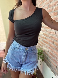 Musculosa negra irregular