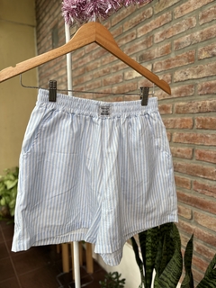 Shorts rayados en internet