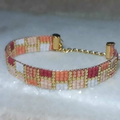 PULSERA CANDY, realizada sobre telar con cuentas de vidrio japonesas Miyuki originales y terminaciones bañadas en oro