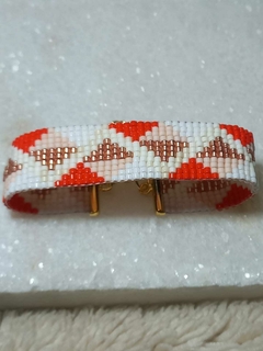 PULSERA MIRANDA, realizada sobre telar con cuentas de vidrio japonesas Miyuki originales y terminaciones bañadas en oro