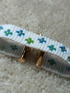 PULSERA PRIMAVERA, realizada sobre telar con cuentas de vidrio japonesas Miyuki y terminaciones bañadas en oro
