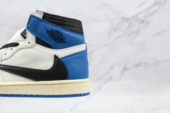 TRAVIS SCOTT X FRAGMENT X AIR JORDAN 1 HIGH na internet