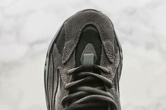 ADIDAS YEEZY BOOST 700 VANTA na internet
