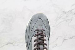 ADIDAS YEEZY BOOST 700 MAGNET na internet