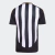 Camisa de futebol masculina do Atlético Mineiro, com listras pretas e brancas, vista de trás.