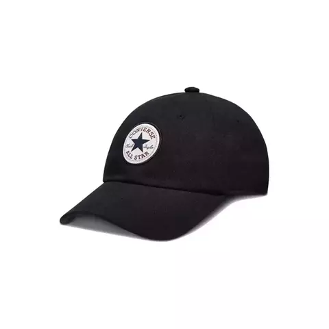 Gorra negra de Converse con parche de Chuck Taylor All Star en la parte frontal.