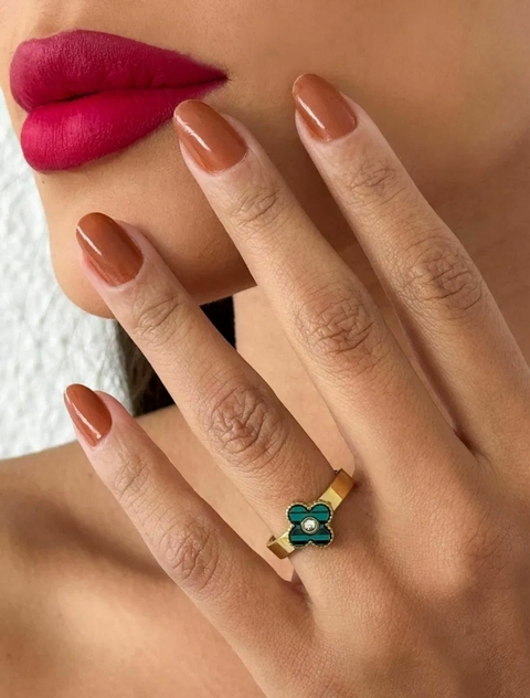 Anel Folheado a Ouro 18k e Prata Inspiração Vg Resinado Com Ponto de Luz