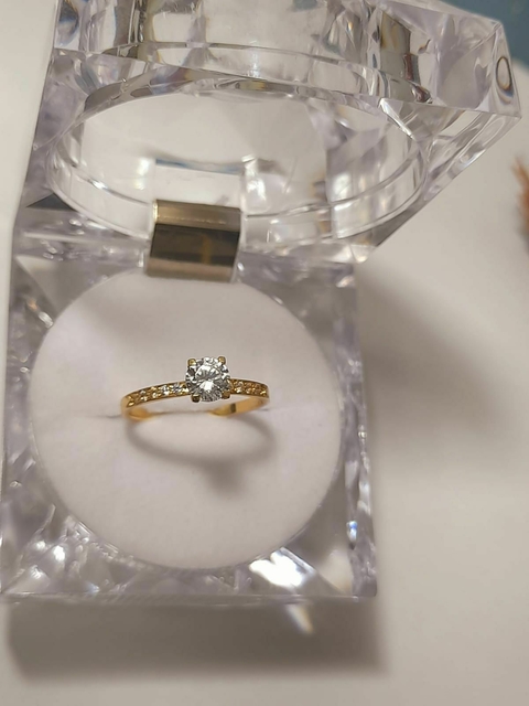 Anel solitário feito de Moeda antiga cravejada com zircônia de primeira qualidade