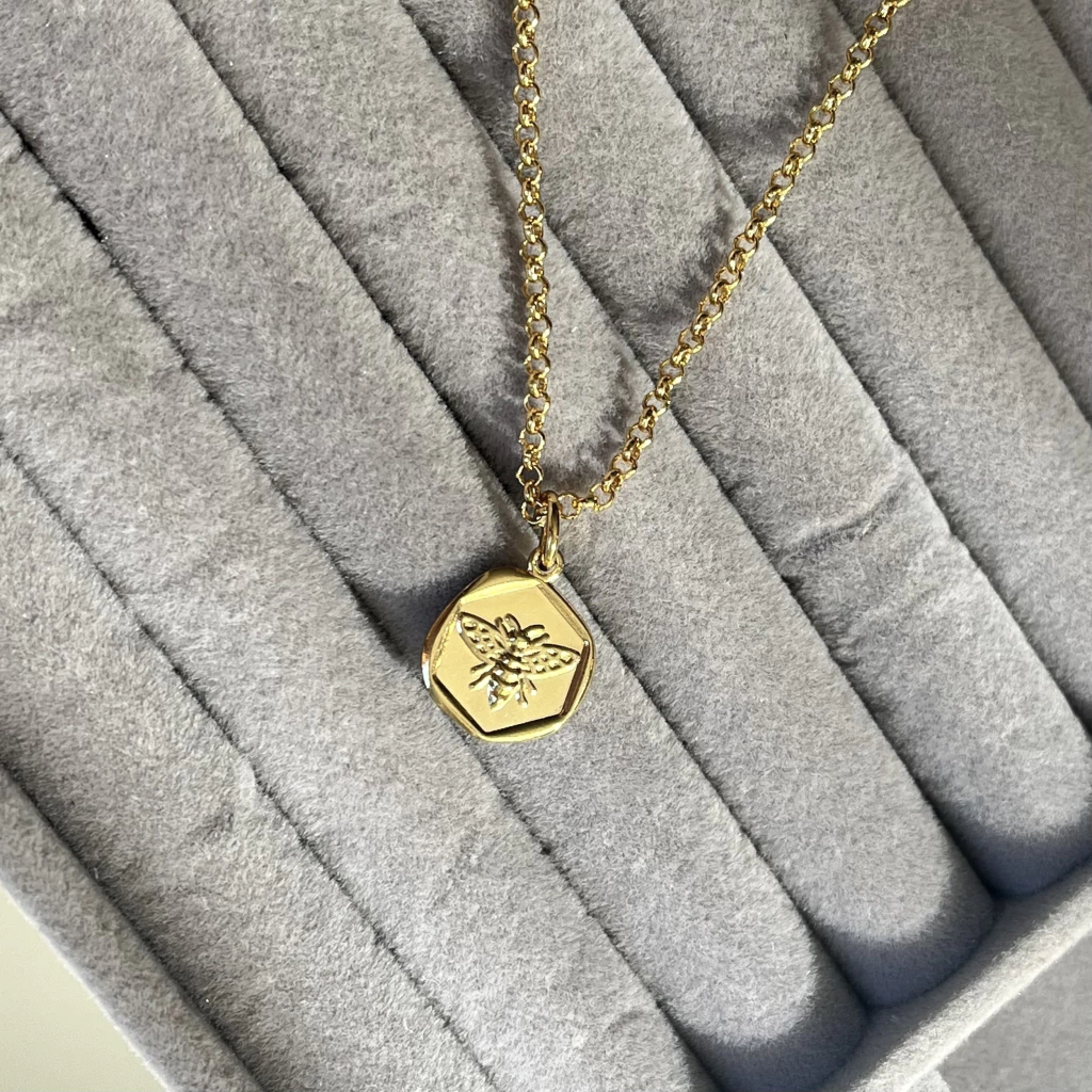 Colar abelha dourado