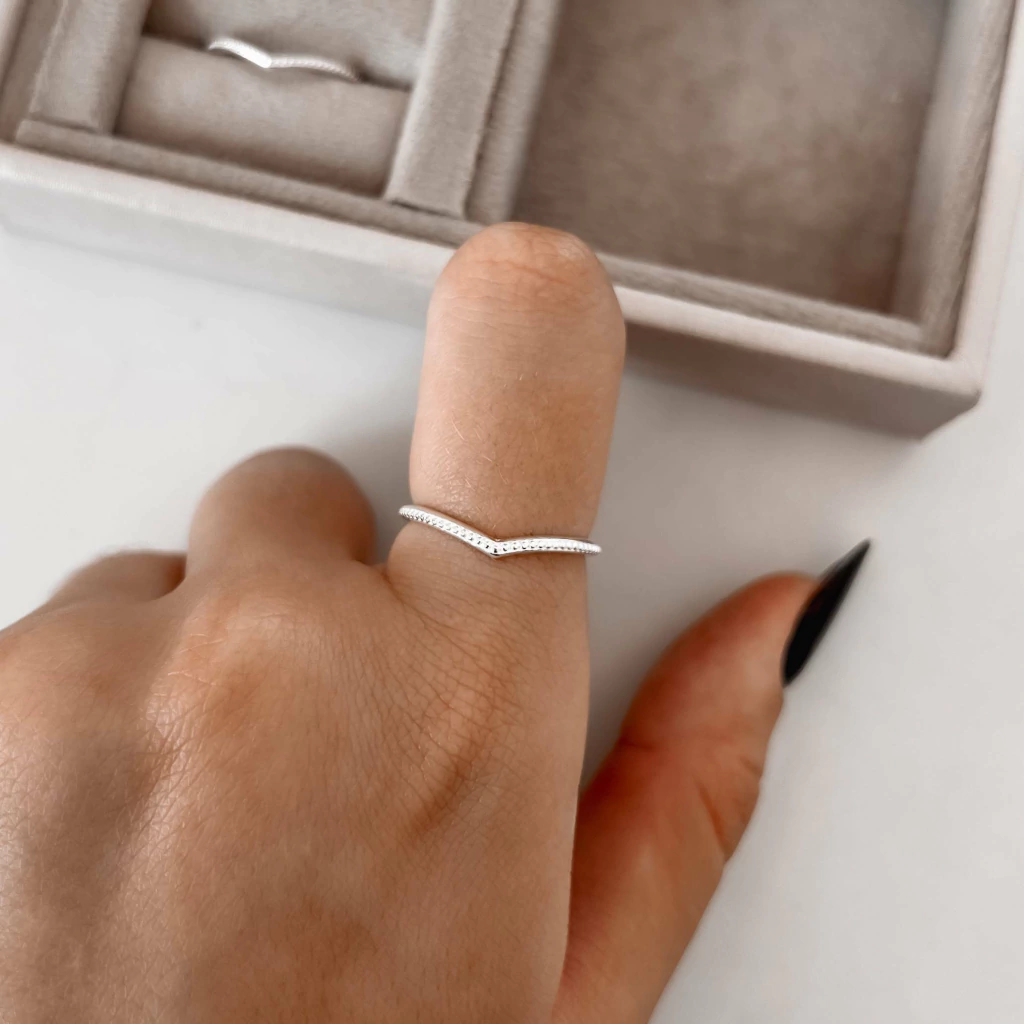 Anel mini V detalhes bolinha