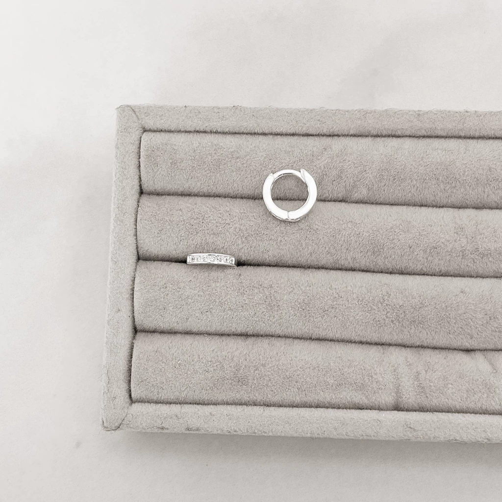 Argola click 9mm cravejada fio quadrado