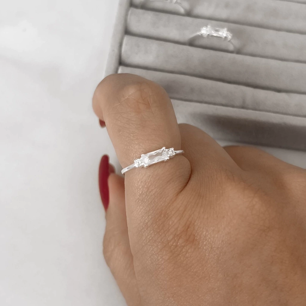 Anel Zircônia retangular cristal com mini zircônia