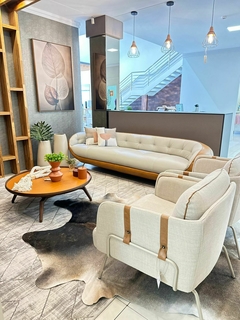 SOFÁ MAISA CURVO COURO SHOWROOM- 50% OFF - comprar online