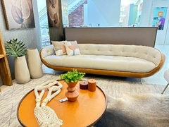 SOFÁ MAISA CURVO COURO SHOWROOM- 50% OFF na internet