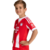 Conjunto Infantil Titular Bayern de Munique Adidas 2025-2026 vermelho e branco com camisa, shorts e escudos do FC Bayern.
