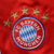 Conjunto Infantil Titular Bayern de Munique Adidas 2025-2026 vermelho e branco com camisa, shorts e escudos do FC Bayern.