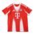 Camisa titular Bayern 2025 vermelha com gola branca, detalhes brancos nos punhos, escudo tradicional à esquerda, “Mia San Mia” na nuca, e logo da Adidas em branco no lado direito