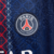 Conjunto Infantil Titular Paris Saint-Germain Nike 2025-2026 azul marinho com detalhes em branco e vermelho, escudo bordado e shorts combinando.