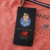 Camisa reserva do FC Porto 2025/26 na cor salmão com estampa floral de camélias, gola redonda com friso cinza, escudo e logos em cinza e selo “Aniversár10” dentro da gola