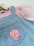 Salopete Jeans Ariel com Tule, Bordado de Concha, Blusa Rosa com Brilho e Manga de Tule - loja online