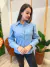 Camisa jeans claro com manga levemente bufante e botões encapados