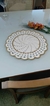 Sousplat de crochê em espiral com borda ondulada - Cru (off white) e dourado na internet