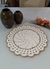 Sousplat de crochê em espiral com borda ondulada - Cru (off white) e dourado - comprar online