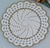 Sousplat de crochê em espiral com borda ondulada - Cru (off white) e dourado