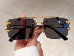 Gafas de sol con agarre de pantera.